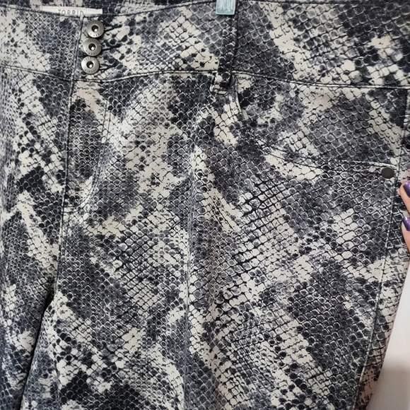 Torrid Jegging - Super Stretch Grey Snakeskin Print in Size 28R - Picture 5 of 16